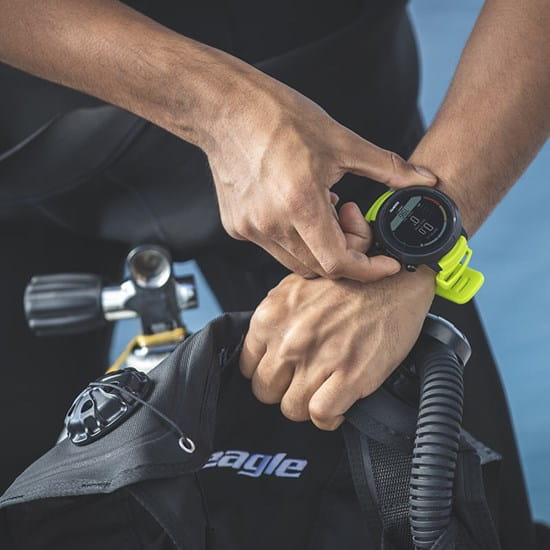 suunto-d5-black-lime-on-wrist-04 Suunto D5 Tauchcomputer lime action 1