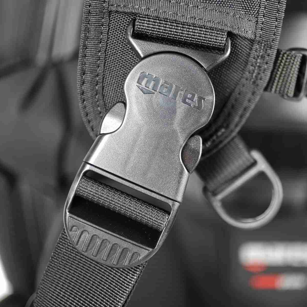 Mares_Bolt_Tarierjacket_SLS_Brustschnalle Schwenkbare Brustschnalle